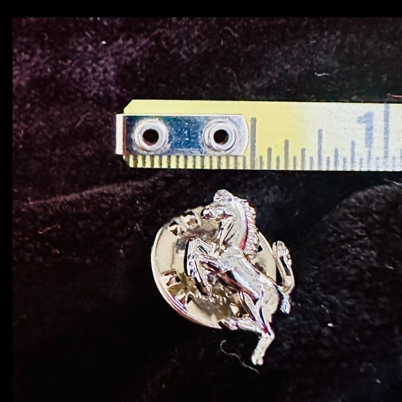 VINTAGE 1980s FERRARI F1 PRANCING HORSE CAVALLINO LOGO LAPEL PIN TIE TACK SILVER - Picture 6 of 6